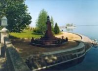 Denkmal am Ufer des Sees